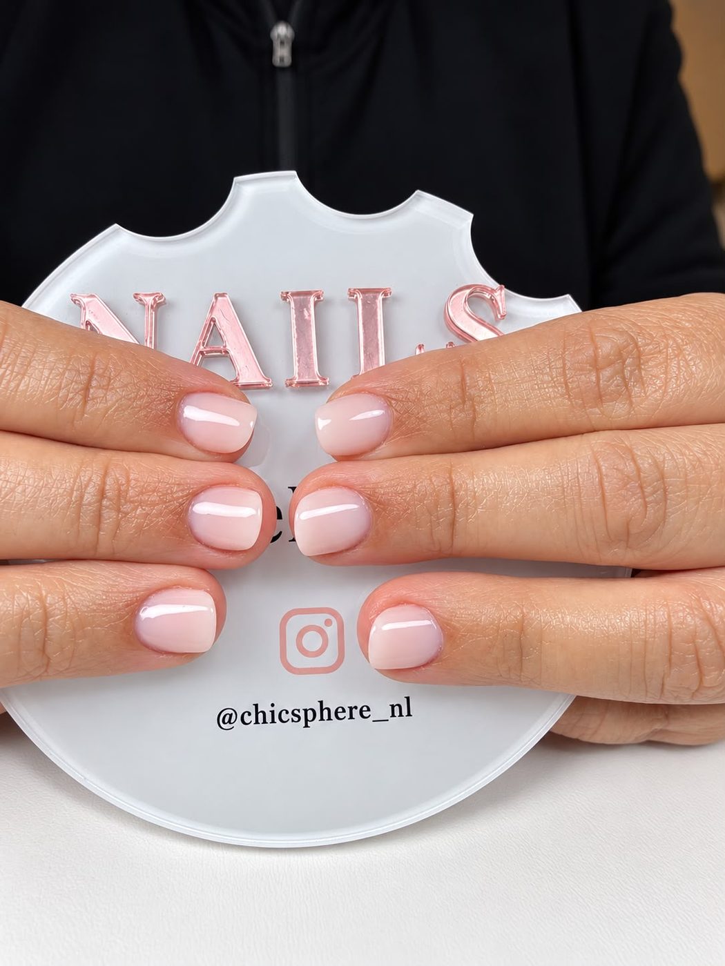 Chic Sphere manicure in front of the studio's @chicsphere_nl sign